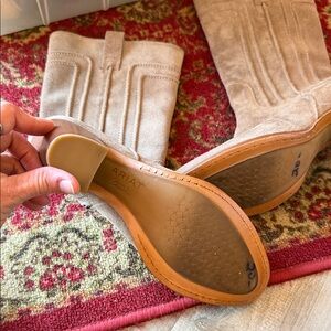 Ariat Women's Beige Suede Heeled Boots size 7